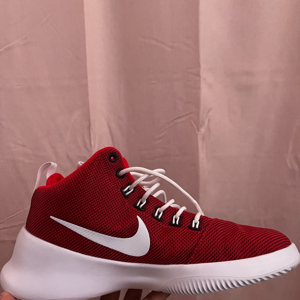 5.5y Nike basketball shoes